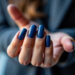 Inspirations d’ongles bleu pour sublimer vos fêtes de Noël